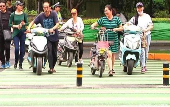 電動(dòng)車“新規(guī)”又來，過紅綠燈要下來推著走，車主：我的路權(quán)呢？