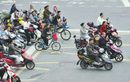 探訪“史上最嚴(yán)”電動車新國標(biāo)實施成效 消費(fèi)者：安全有保障，購買上牌也便利